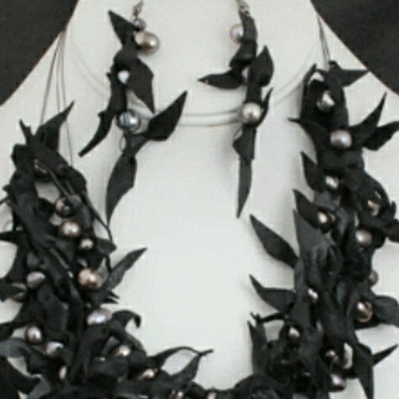 Trisha Waldron LEATHER AND PEARL SET - Picture 3 of 3
